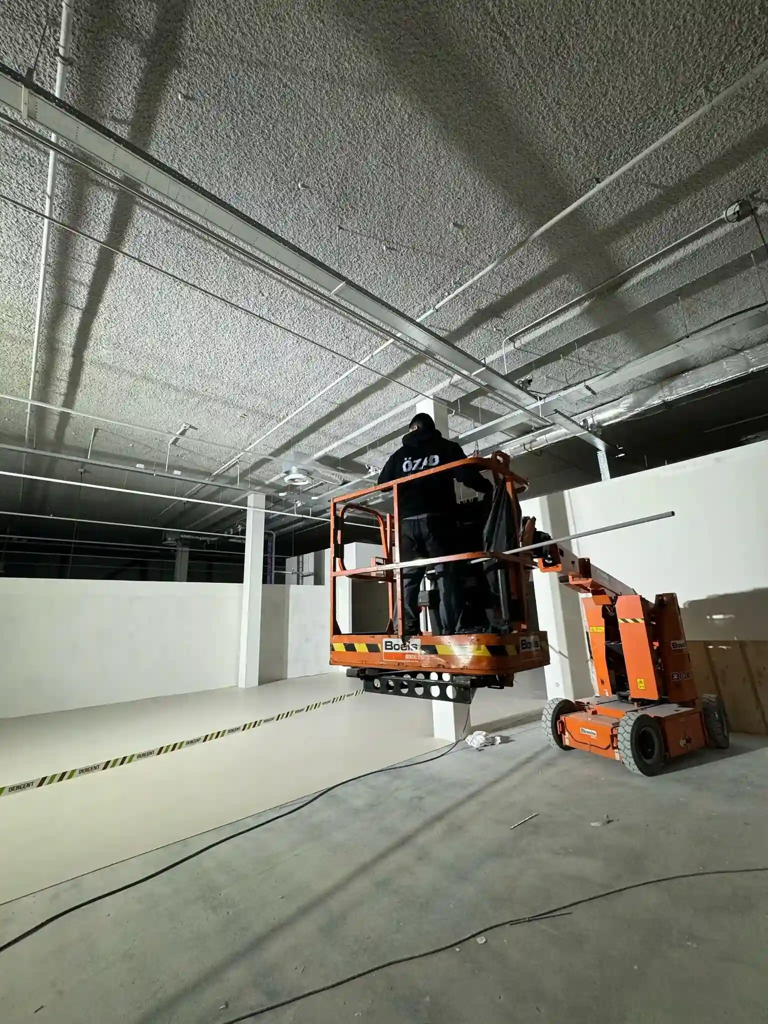 Özad Elektrotechniek team aan het werk